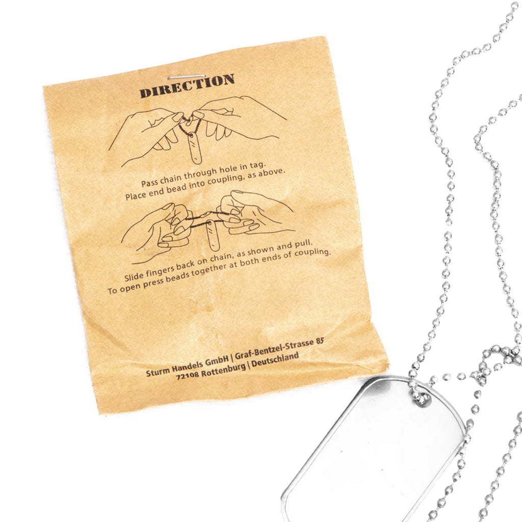 Paire de dog tags, plaques d'identification US type WW2 avec encoche gros plan du sachet