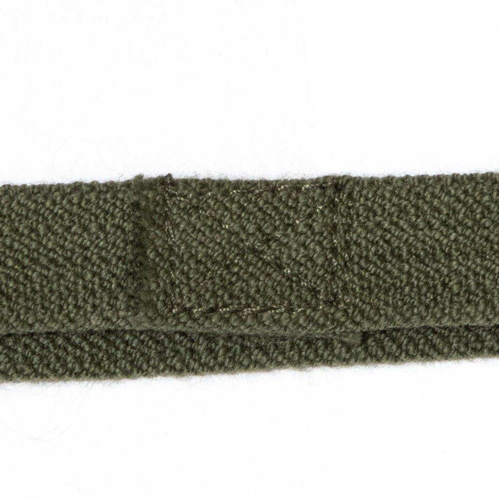 Gros plan sur la couture de l'elastique pour casque US M1