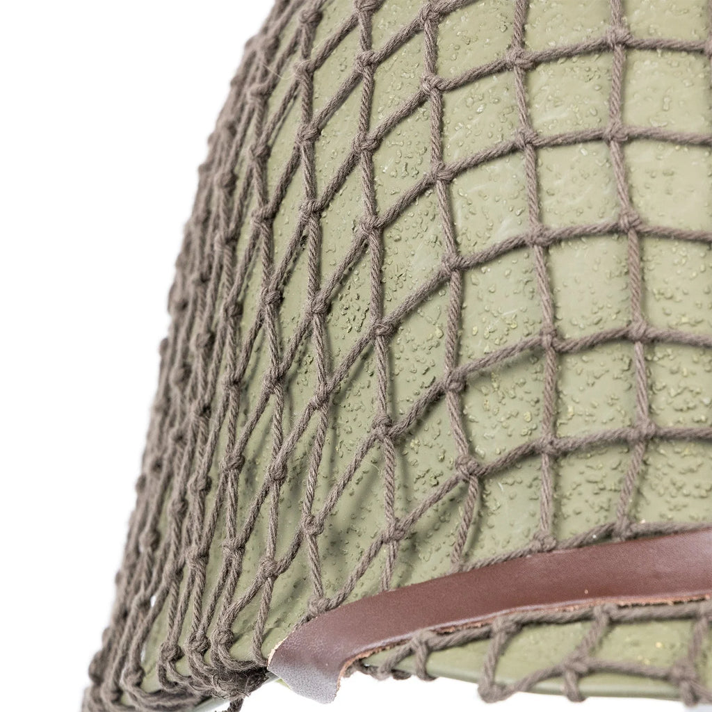 Filet Moyennes Mailles marron gros plan des mailles sur le filet monté sur un casque US M1.