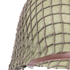 Filet Moyennes Mailles marron gros plan des mailles sur le filet monté sur un casque US M1.