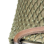 Filet petites mailles original monté sur casque US M1 gros plan sur la mailles