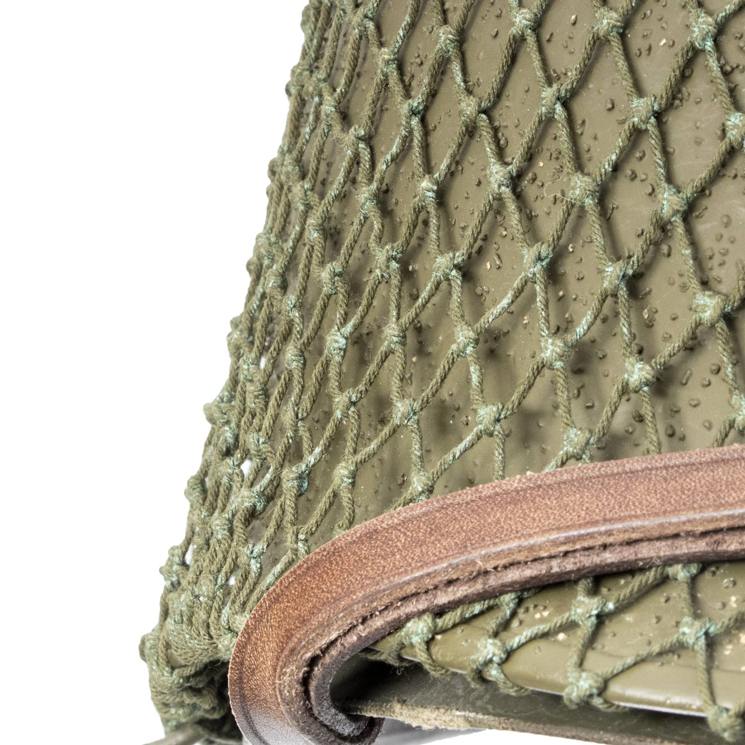 Filet petites mailles original monté sur casque US M1 gros plan sur la mailles