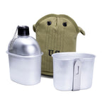 Gourde complete M-1910 avec la gourde sortie de sa housse avec son quart à côté