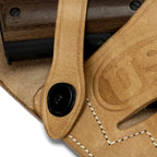 Holster de poitrine M3 pour colt .45 gros plan du bouton pression de fermeture.