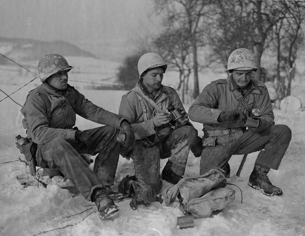 Soldats US avec leurs casques US M1 camouflé en blanc durant l'hiver 1944