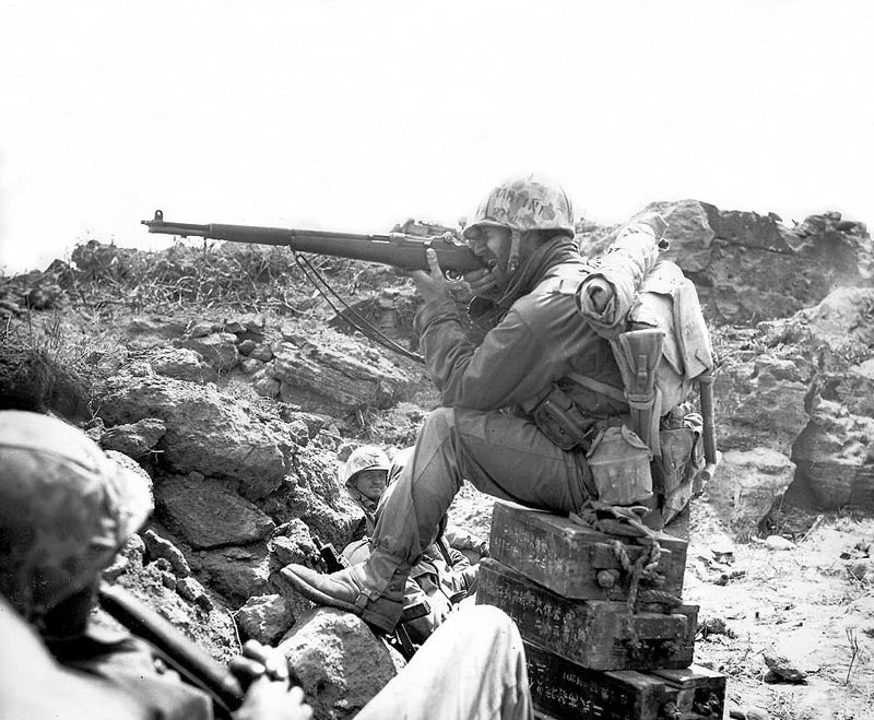 Soldat US durant la guerre du pacifique portant un couvre casque USMC réversible frog skin
