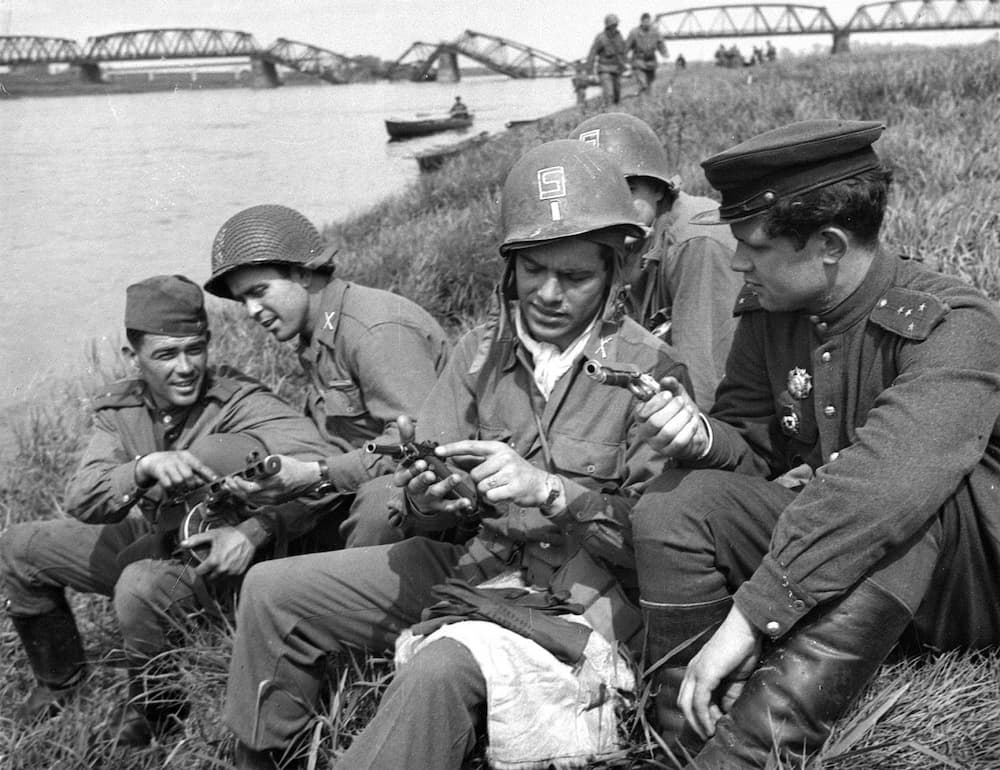 Lieutenant de la 69ème division d'infanterie sur l'Elbe. Son casque US M1 porte le marquage et l'insigne de la division
