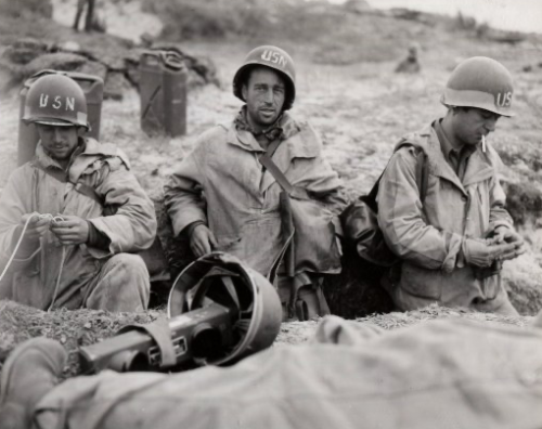 Soldats de l'US Navy sur une plage de Normandie avec leurs casques US M1 avec marquage USN