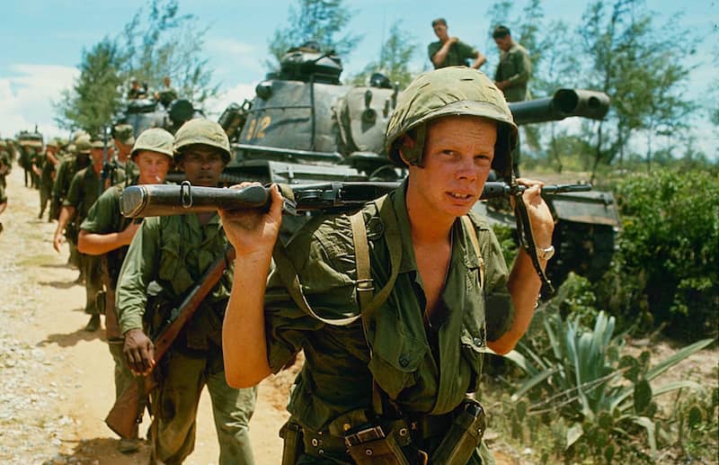 Jeunes soldats US durant la guerre du Vietnam portant le casque US M1