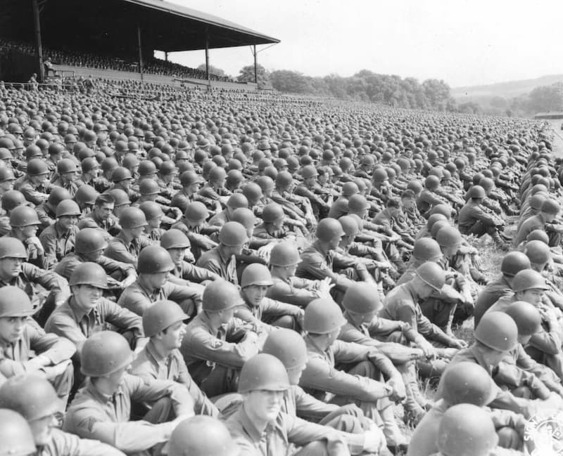 Soldats US assis durant un cérémonie portant leurs liners US M1