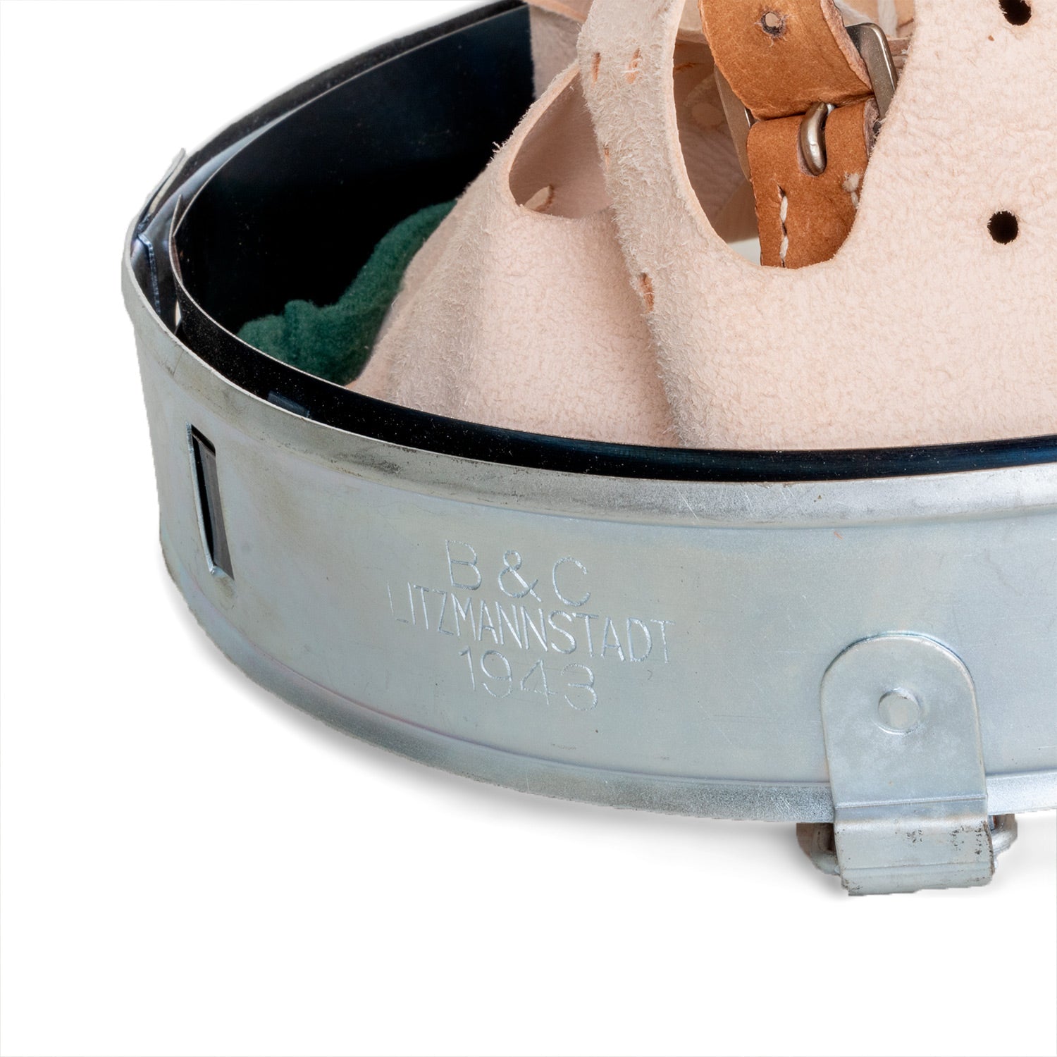 Gros plan du marquage du fabricant de l'interieur de casque Allemand Stahlhelm M35 M40 M42 et sa jugulaire en cuir marquée