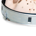 Gros plan du marquage de tour de tête de l'interieur de casque Allemand Stahlhelm M35 M40 M42 et sa jugulaire en cuir marquée