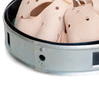 Gros plan de la jointure de l'interieur de casque Allemand Stahlhelm M35 M40 M42 et sa jugulaire en cuir marquée