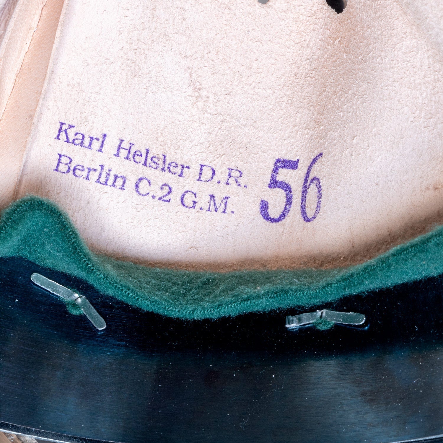 Gros plan du marquage sur le cuir de l'interieur de casque Allemand Stahlhelm M35 M40 M42 et sa jugulaire en cuir marquée