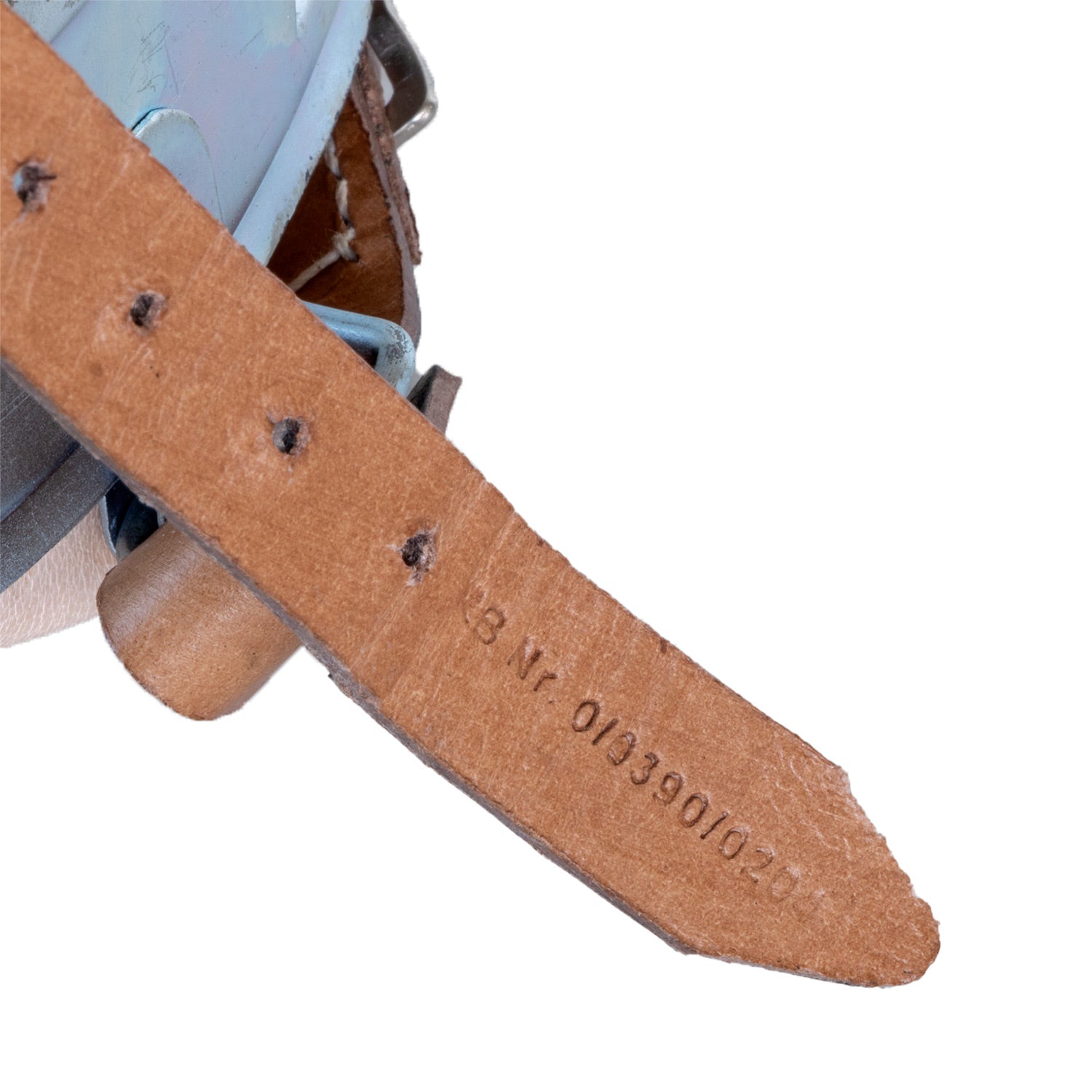 Gros plan du marquage de la jugulaire en cuir de l'interieur de casque Allemand Stahlhelm M35 M40 M42