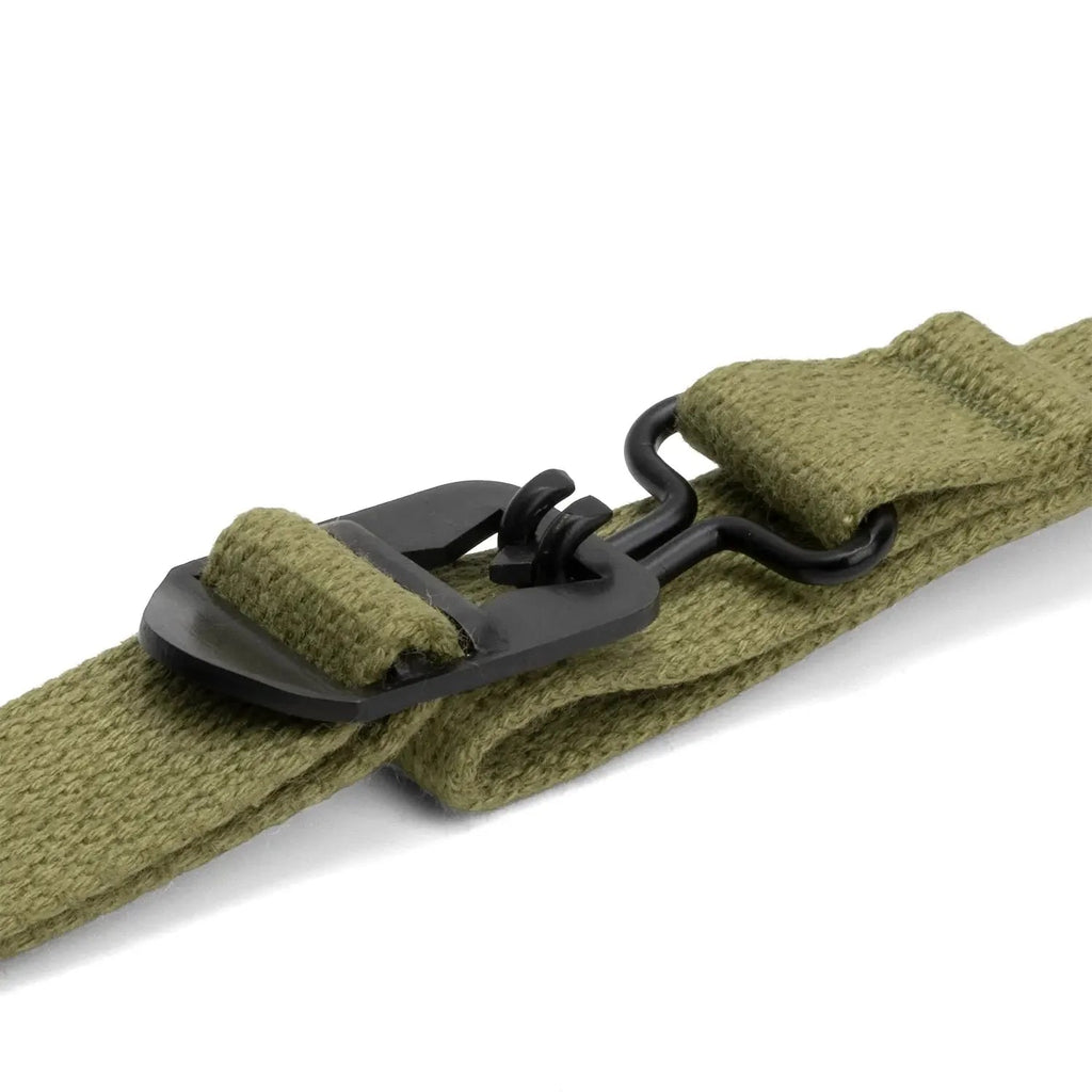 Détail de la boucle en laiton noirci "Raised Bar" (Type 1) et du crochet d'extrémité de la jugulaire de casque US M1.