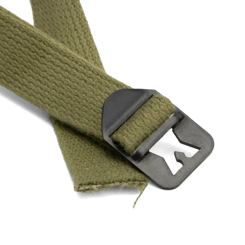 Gros plan sur le tissage épais de la sangle OD#3 (kaki clair) de la jugulaire de casque M1, typique des productions précoces.