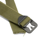 Gros plan sur le tissage épais de la sangle OD#3 (kaki clair) de la jugulaire de casque M1, typique des productions précoces.