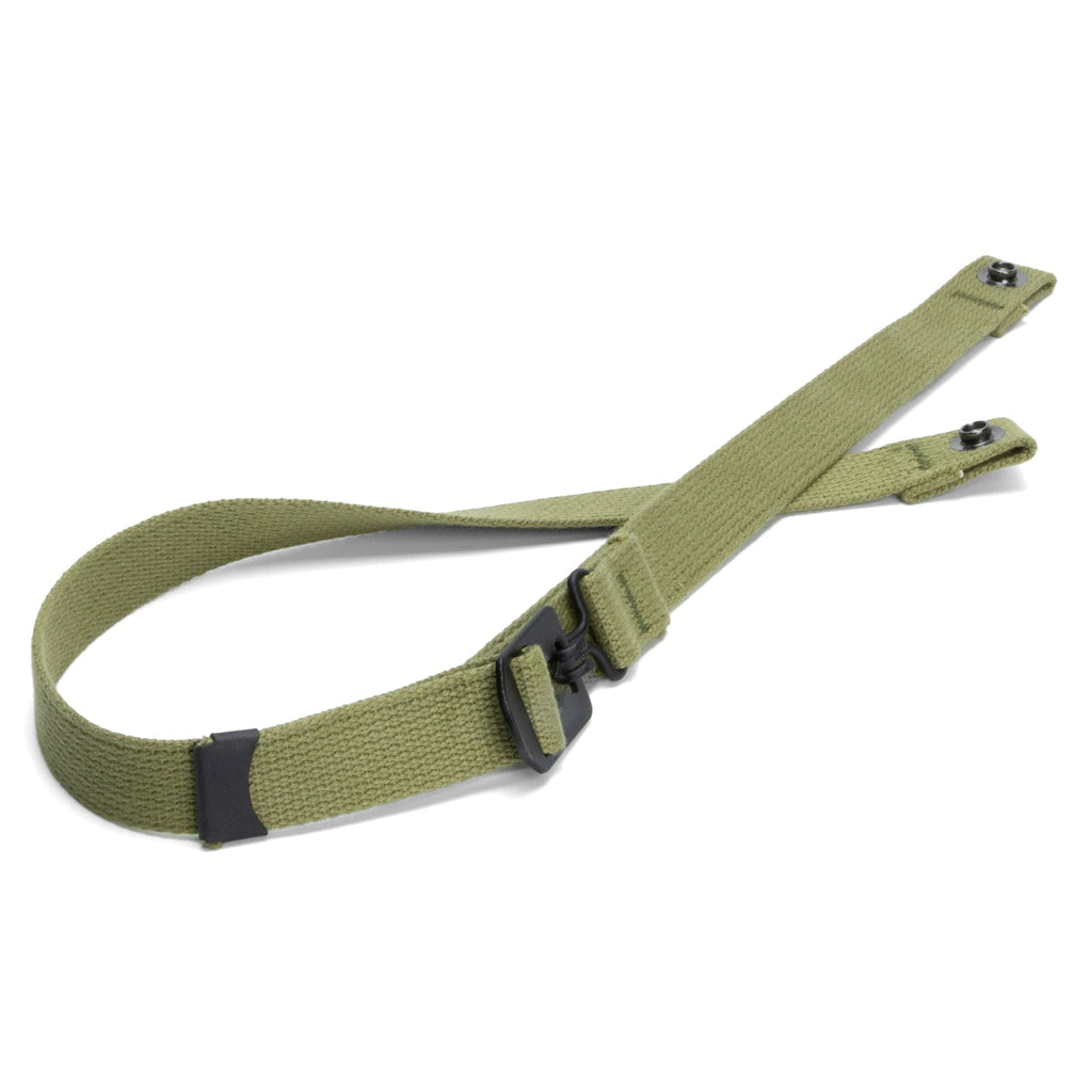 Vue complète de la jugulaire parachutiste M1C en toile olive avec attaches métalliques. Conçue pour les casques M1C d’époque.