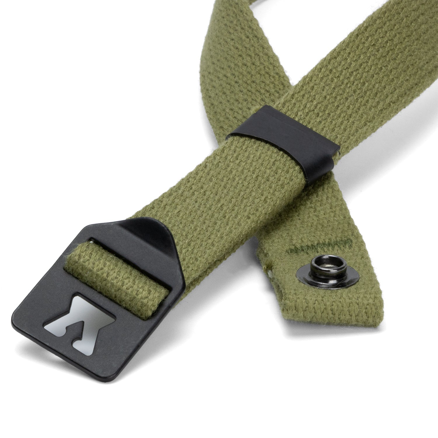 Zoom sur la jugulaire parachutiste M1C en toile olive avec boucle noire. Idéale pour restaurer un casque M1C authentique.