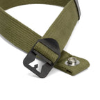 Boucle en laiton "Raised Bar" (Type 1) sur sangle coton OD#3 (kaki clair) de la jugulaire M2 précoce.