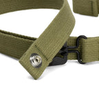 Détail du bouton-pression chromé (snap) de la jugulaire Parachutiste M2, utilisé pour la fixation dans le sous-casque M2.