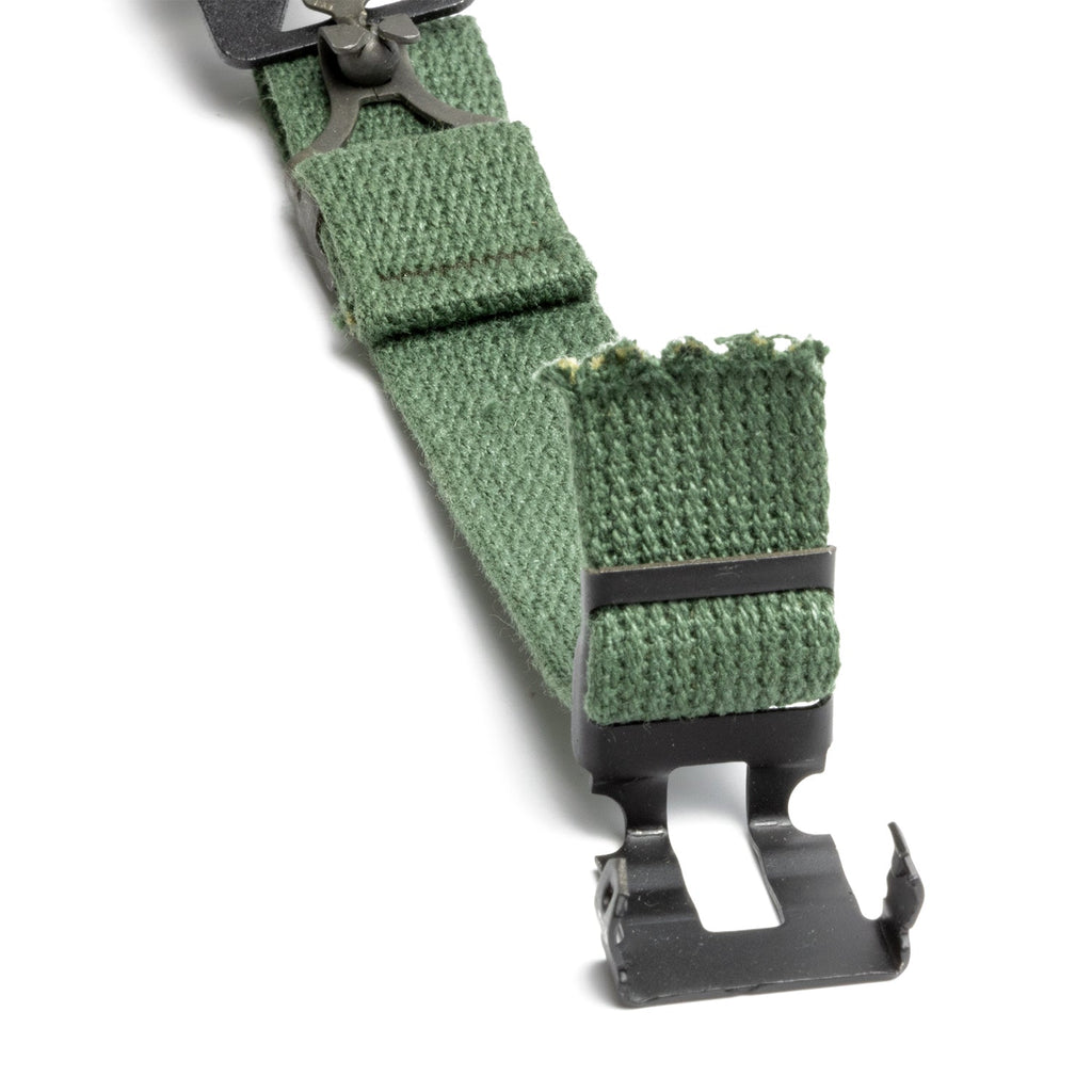 Jugulaire casque T1 US M1 type Vietnam gros plan de l'attache agraphe