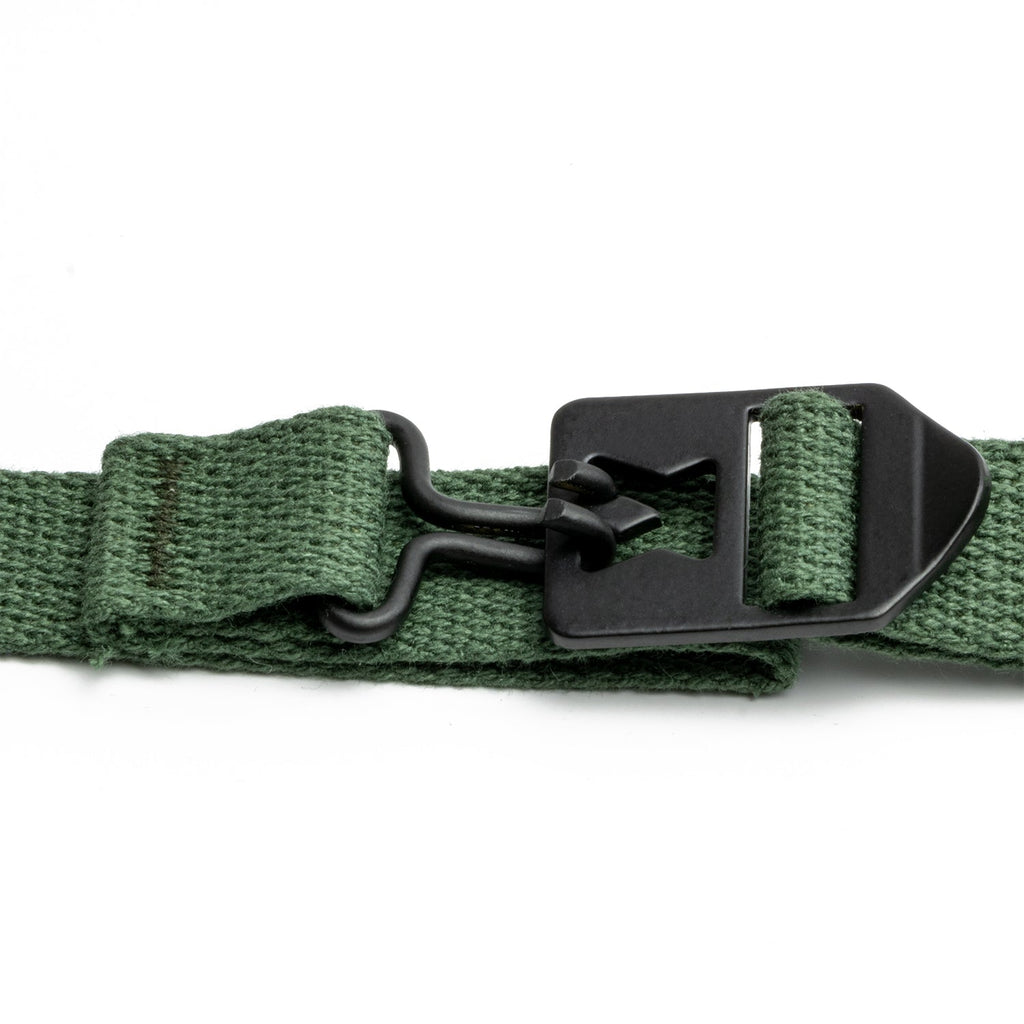 Jugulaire casque lourd US M1 type late war couleur OD#7 gros plan de la boucle et son crochet