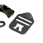 Les trois pièces du kit de bouclerie M1 disposées pour un assemblage sur la sangle en coton.