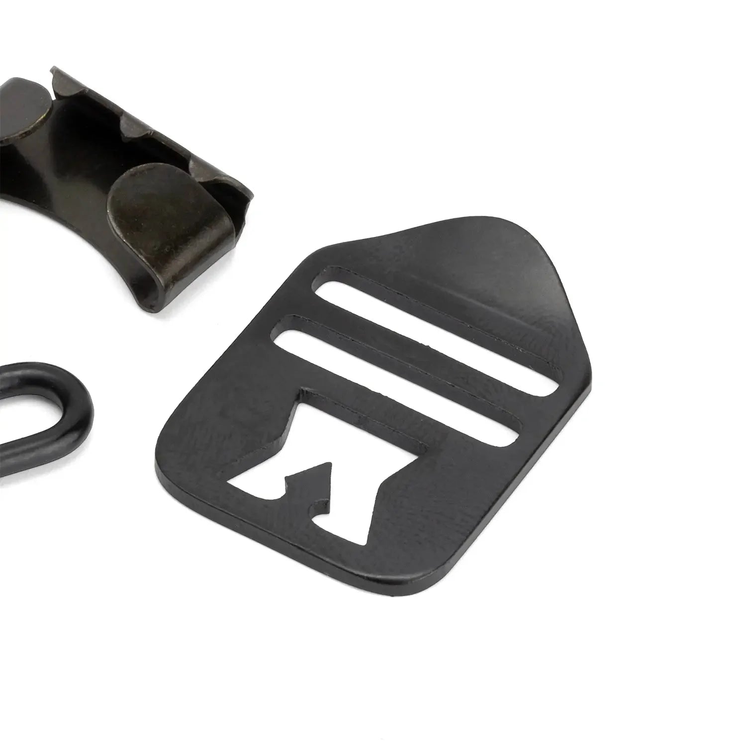 Les trois pièces du kit de bouclerie M1 disposées pour un assemblage sur la sangle en coton.