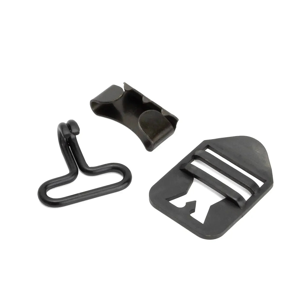 Kit de bouclerie jugulaire M1 "Early War" : Boucle Type 1 barre surélevée, crochet, et embout en laiton noirci.