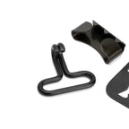 Crochet et embout d'extrémité de la jugulaire M1, montrant la finition noire par oxydation ou peinture.