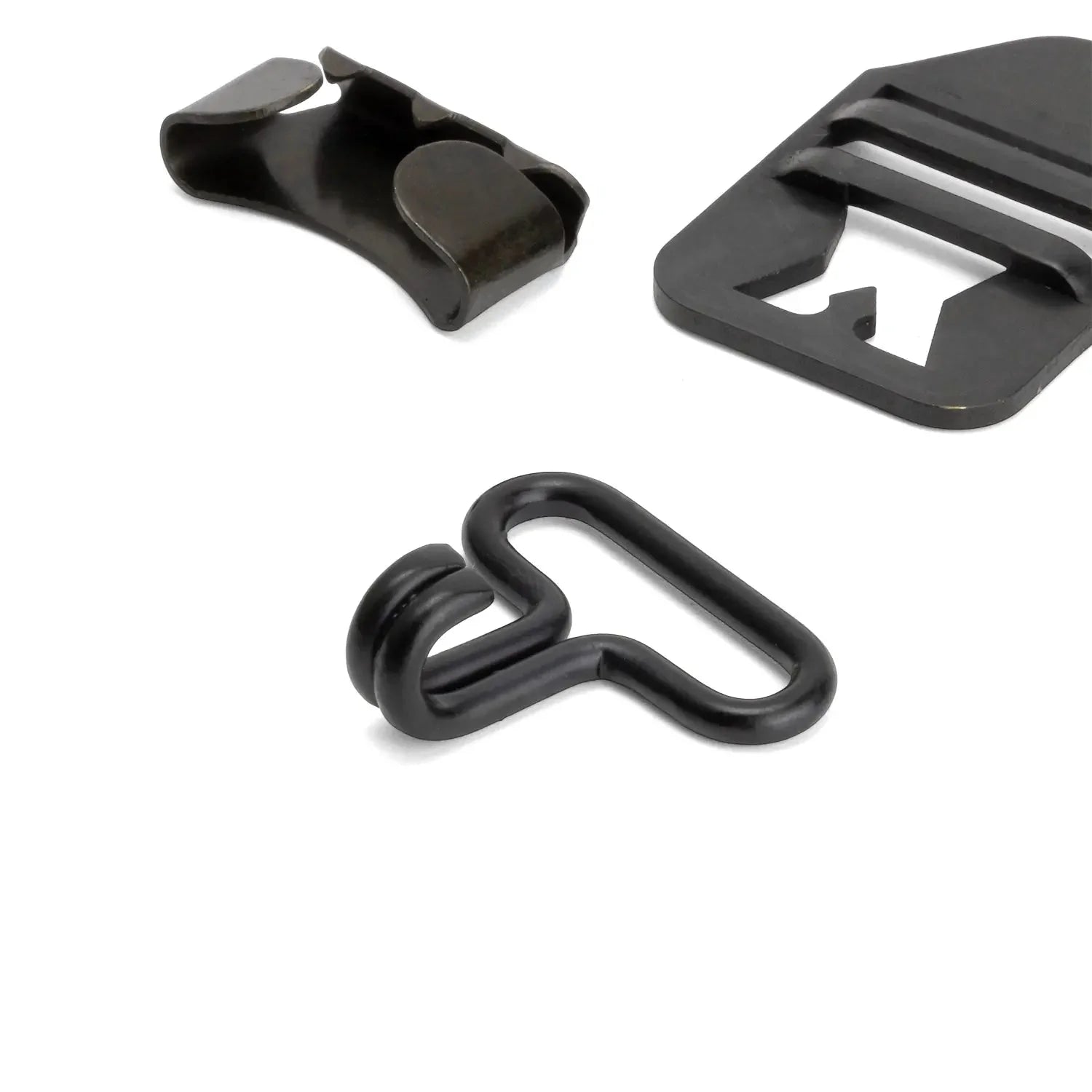 Détail de la boucle de glissement Type 1 "Barre Surélevée" en laiton noirci du kit de bouclerie M1 précoce et son crochet.