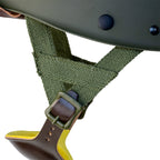 Gros plan des A Yokes du liner US M1 parachutiste en reproduction version Westinghouse et sa mentonnière en cuir.