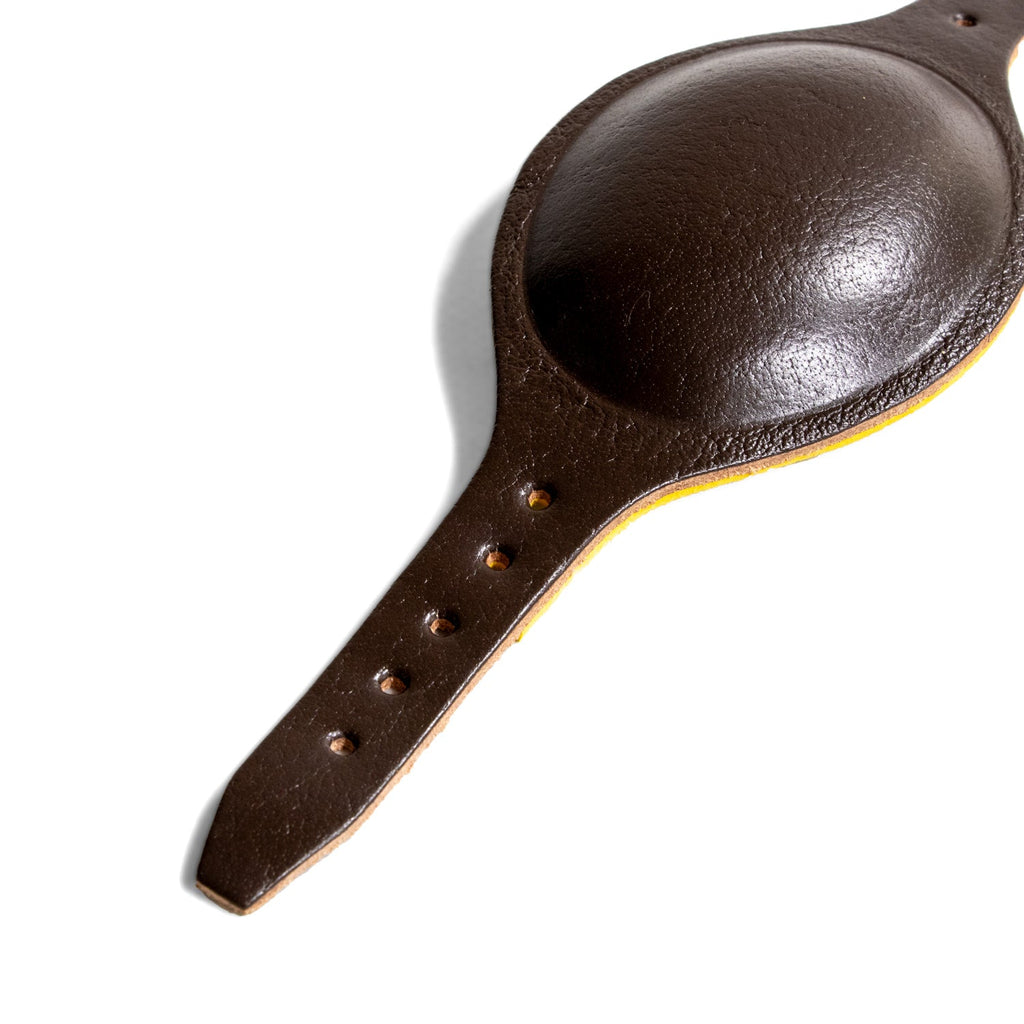 Gros plan de la mentonnière en cuir pour casque parachutiste US M1 qui se fixe sur le liner US M1 version parachutiste