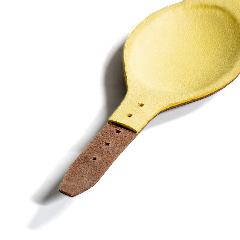 Vue intérieure de la mentonnière en cuir pour casque parachutiste US M1 qui se fixe sur le liner US M1 version parachutiste