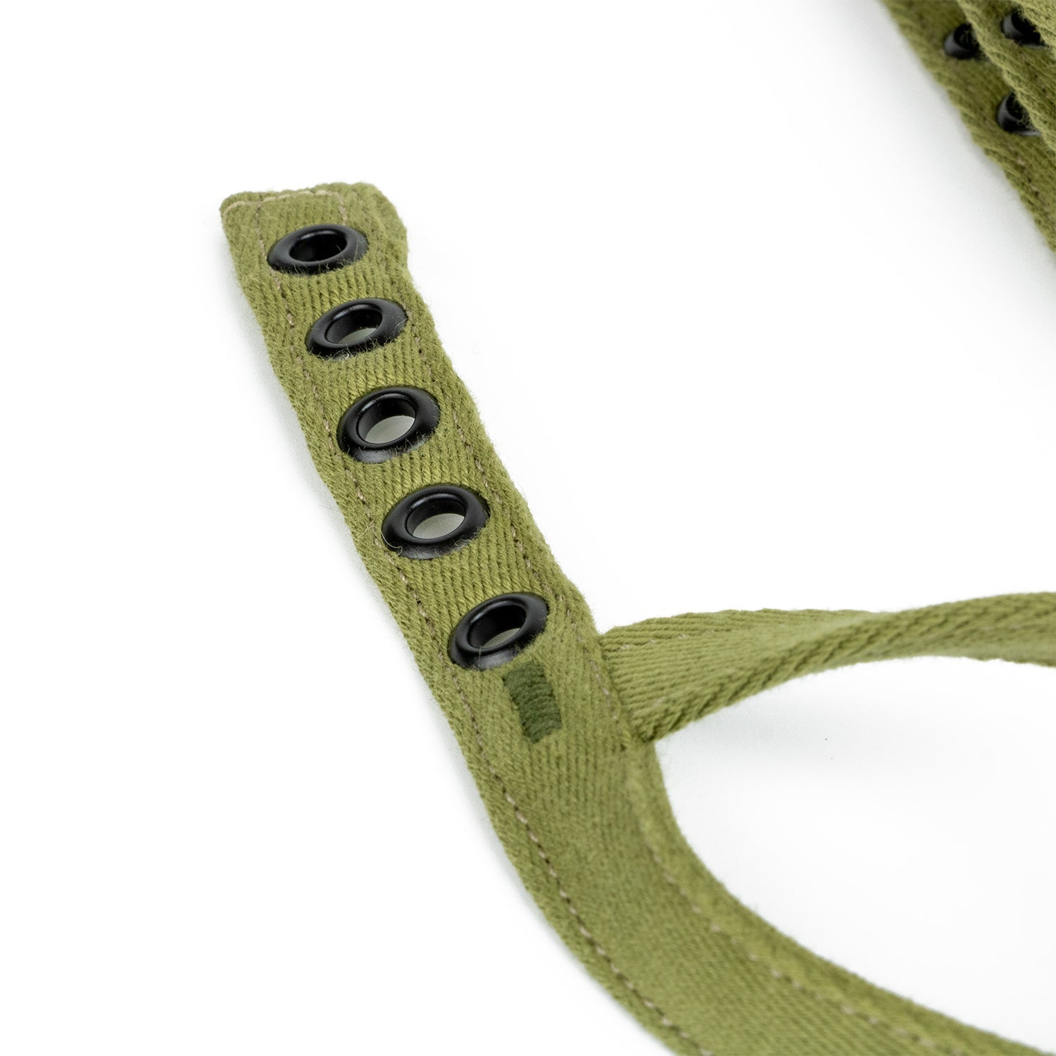 Gros plan de l'extrémité de la mentonnière tissu OD#3 pour liner US M1  version parachutiste