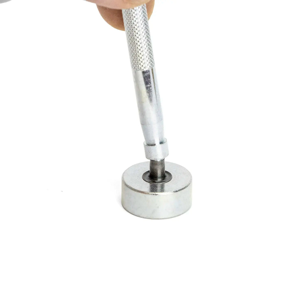 Outil pour la pose d'oeillet frontal sur sous casque US M1 vue de l'oeillet dans la matrice.