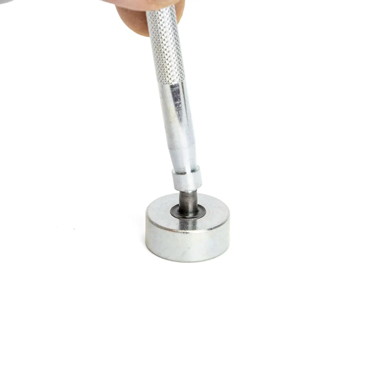 Outil pour la pose d'oeillet frontal sur sous casque US M1 vue de l'oeillet dans la matrice.