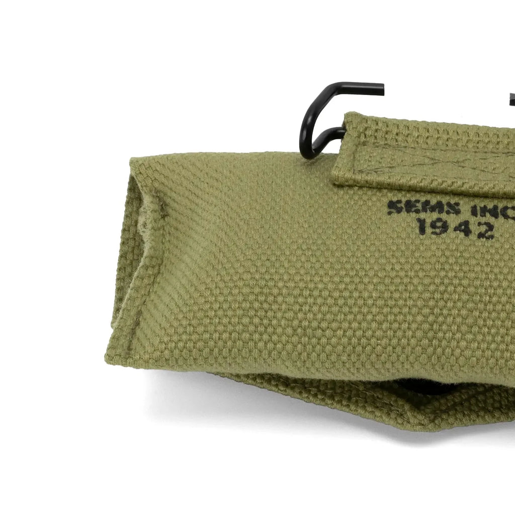 Pochette à pansement M-1924 portée au ceinturon gros plan du marquage arrière SEMS INC 1942