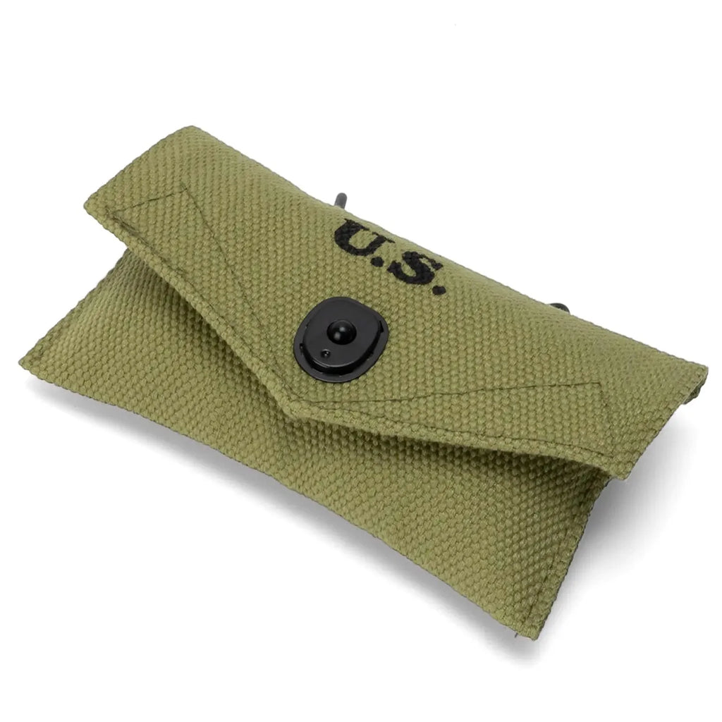 Pochette à pansement M-1924 portée au ceinturon vue de 3/4