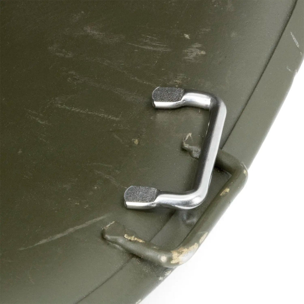 Reproduction de pontet fixe pour casque lourd US M1 à souder sur une coque de casque US M1 originale.