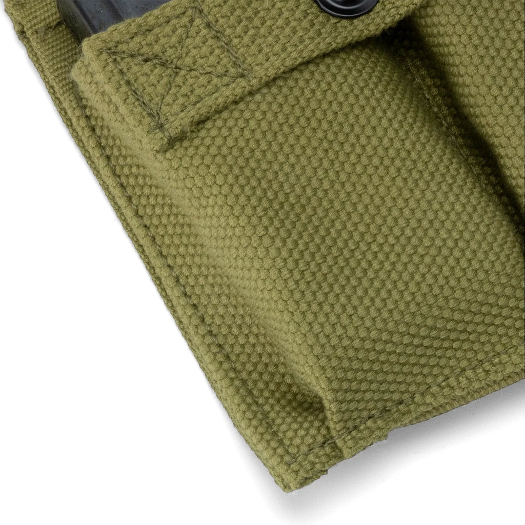 Porte chargeur carabine M1 en reproduction gros plan de la toile.