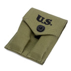 Porte chargeur US WW2 pour colt .45 posé vue de 3/4 avant.