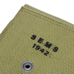 Porte chargeur US WW2 pour colt .45, gros plan sur la marquage arrière SEMS 1942 à l'encre noire.