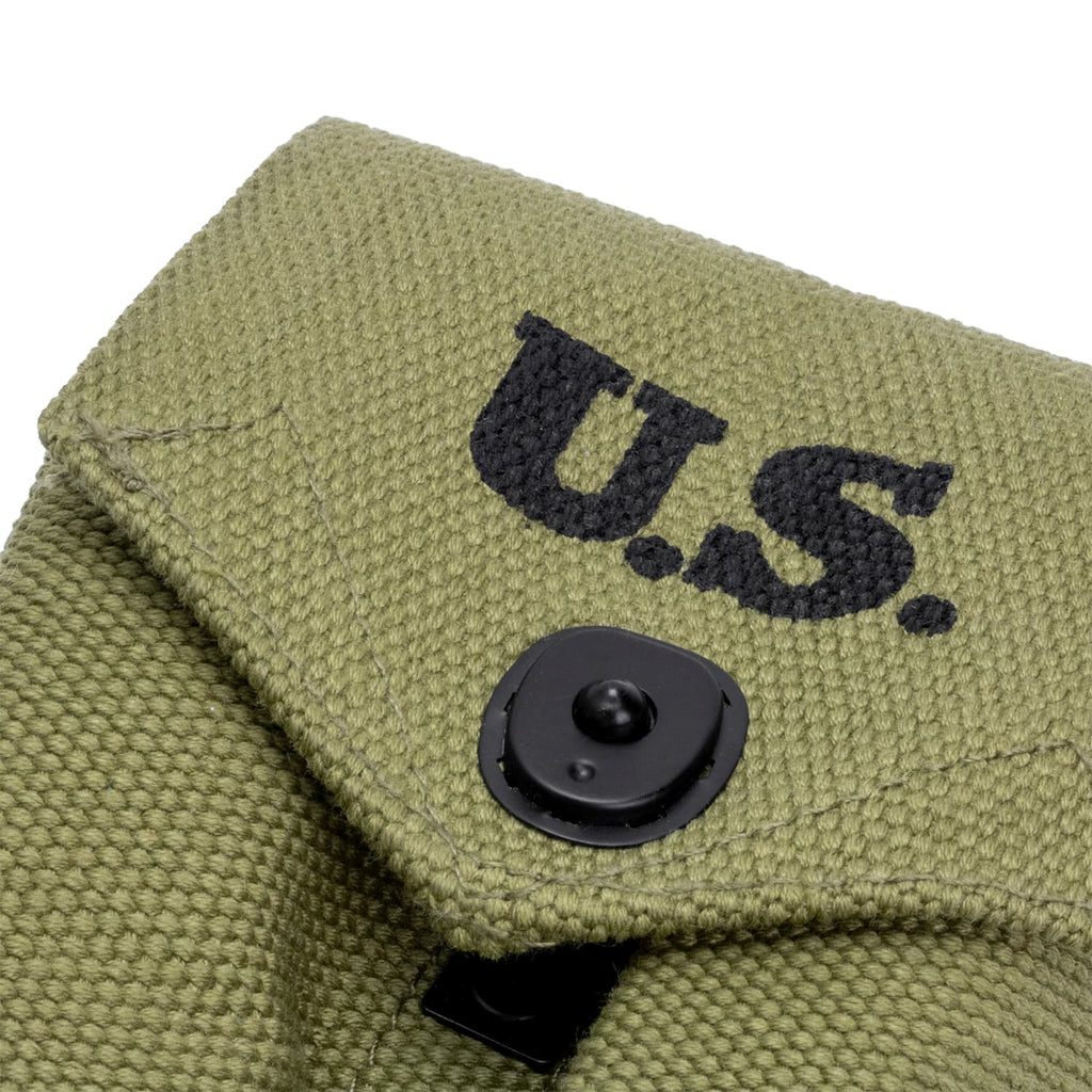 Porte chargeur US WW2 pour colt .45, gros plan sur le marquage avant US à l'encre noire.