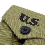 Porte chargeur US WW2 pour colt .45, gros plan sur le marquage avant US à l'encre noire.