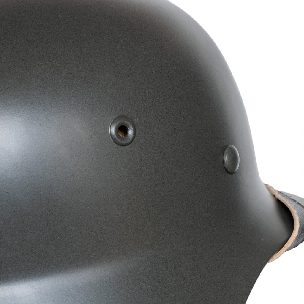 Reproduction du casque Allemand M40 vue des events moulés dans la coque