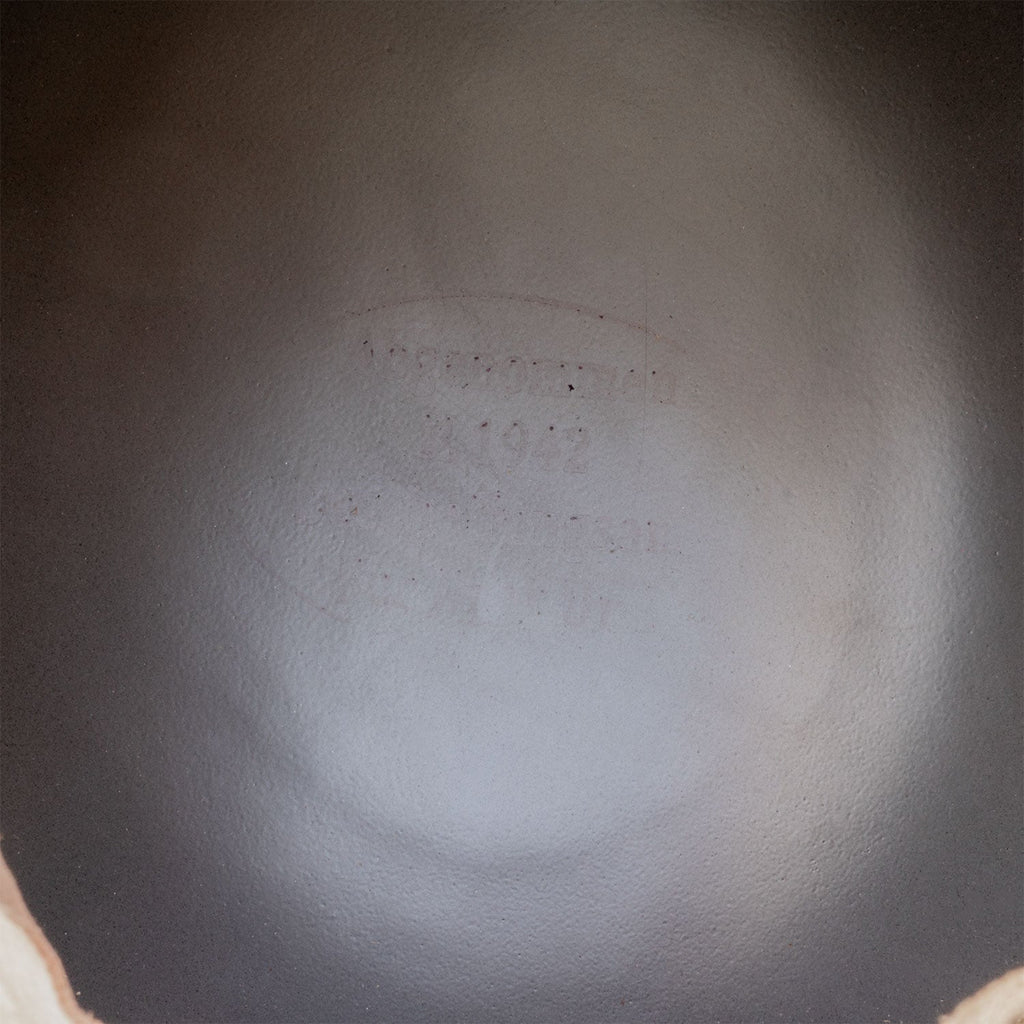 Gros plan du marquage au fond de la coque du SH 42 ou Stahlhelm 42 de l'armée allemande