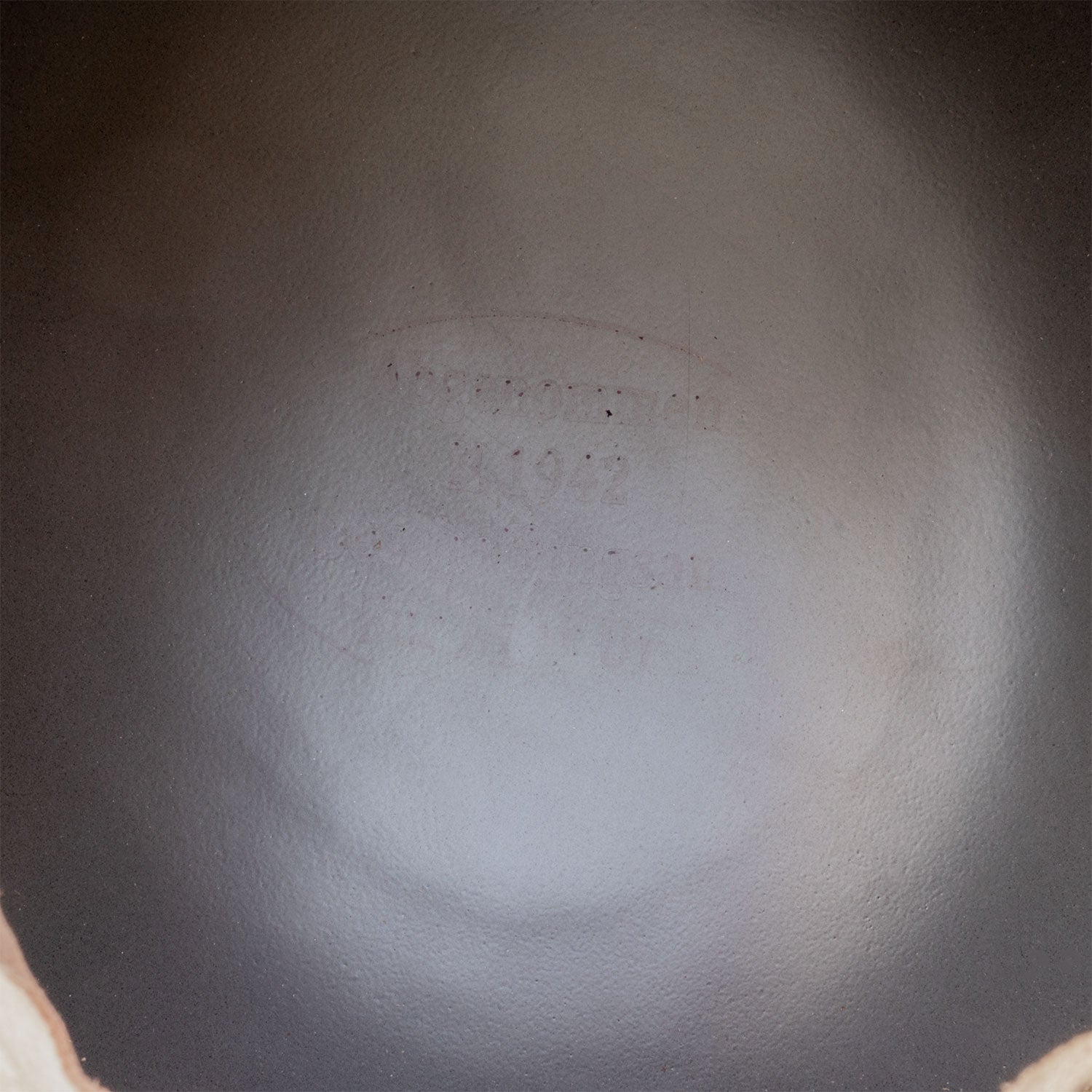 Gros plan du marquage au fond de la coque du SH 42 ou Stahlhelm 42 de l'armée allemande